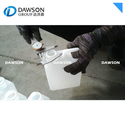 Δύναμη θέρμανσης με βίδα 6kw Μηχανή χύτευσης με εξώθηση για HDPE PP Jerry Can Milk Bottle Lubricant 5L Κατανάλωση αέρα 0.6